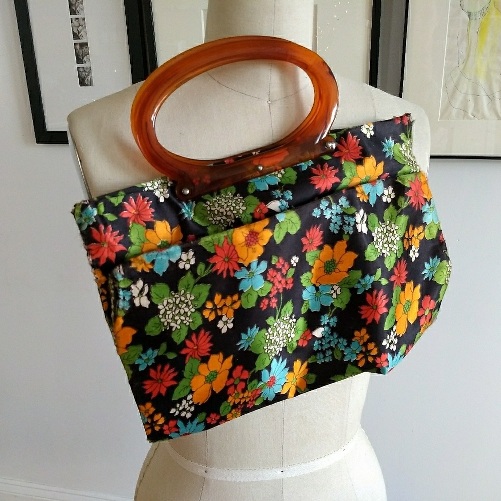 Vintage handbag w/ plastic handles